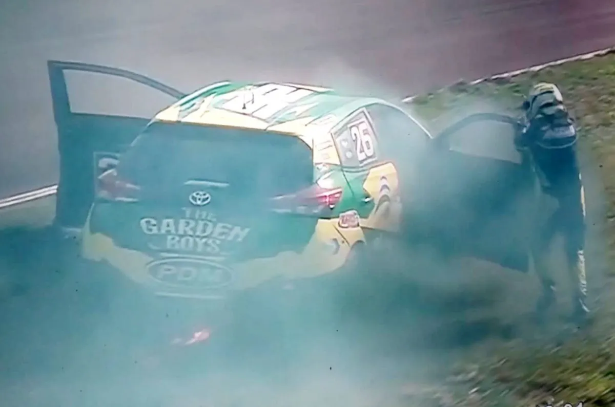 Tension-en-el-Turismo-Nacional-se-prendio-fuego-un-auto-en-plena-carrera