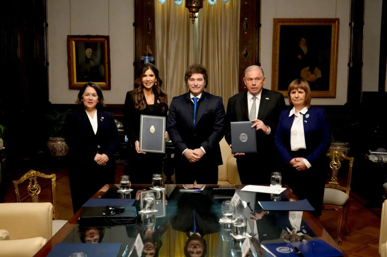 Javier Milei y Kristi Noem