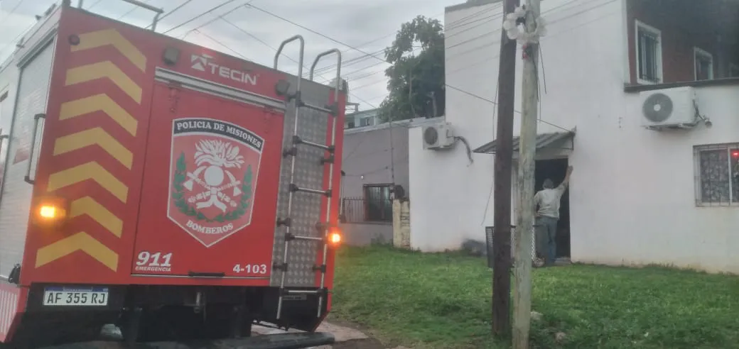 Incendio destruyó una vivienda en el barrio San Juan Evangelista de Posadas