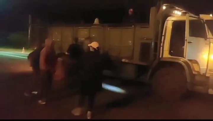 Detectan a 13 trabajadores rurales transportados peligrosamente en la carrocería de un camión