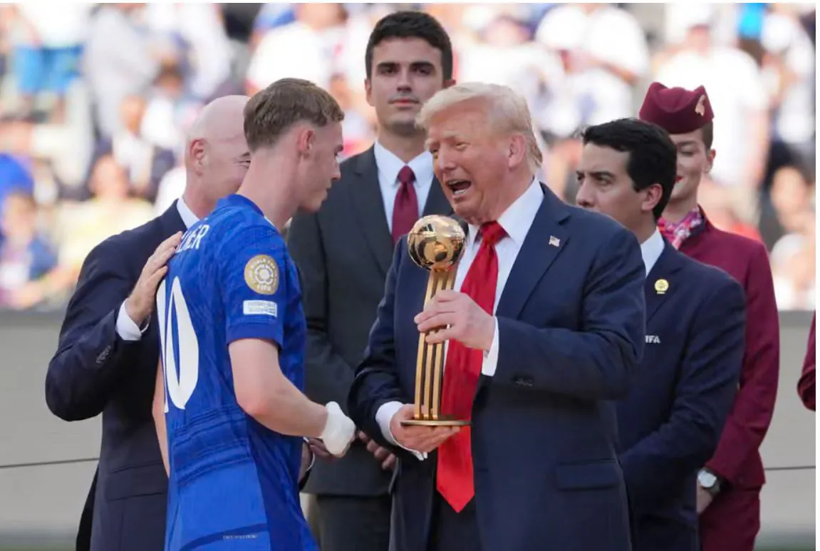 Donald trump entrega premio Copa de clubes 2025