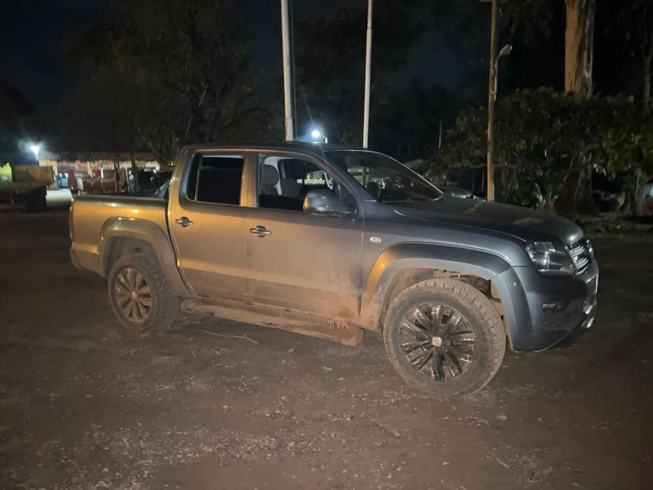 Tres hombres fueron detenidos este miércoles en la localidad de Pozo Azul, acusados de integrar una banda delictiva que se hacía pasar por efectivos de la Policía Federal para extorsionar a productores rurales. Uno de los