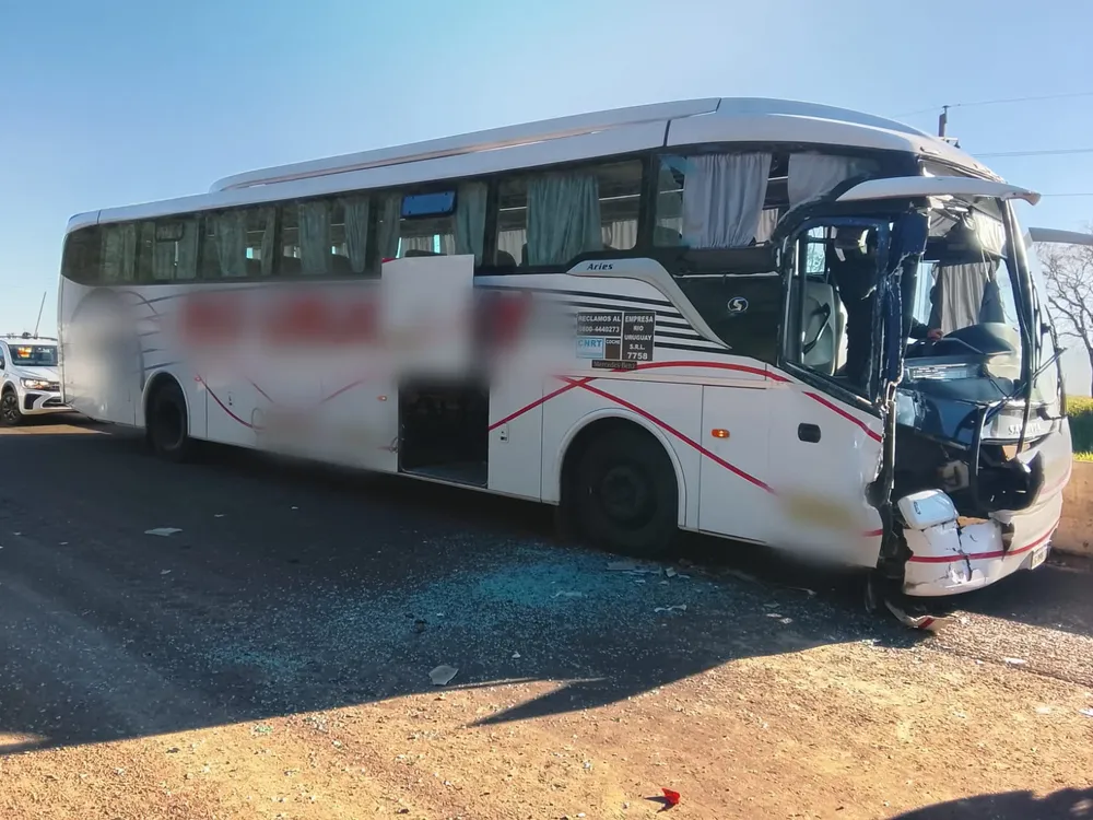 Un colectivo colisionó contra un carretón en la Ruta 105: cuatro pasajeros fueron hospitalizados