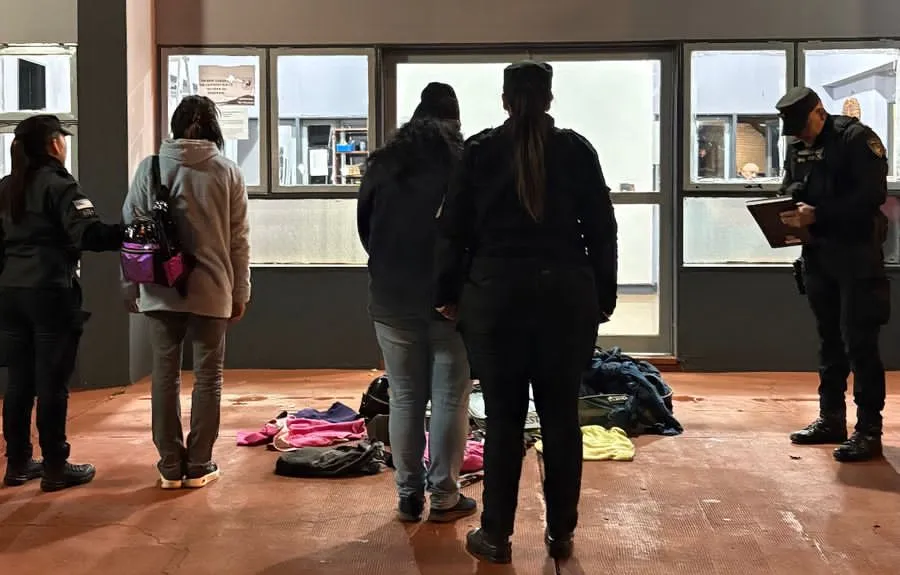 Pidieron refugio por la noche y terminaron detenidas por vaciarle la casa