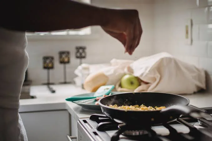 cocinando huevos