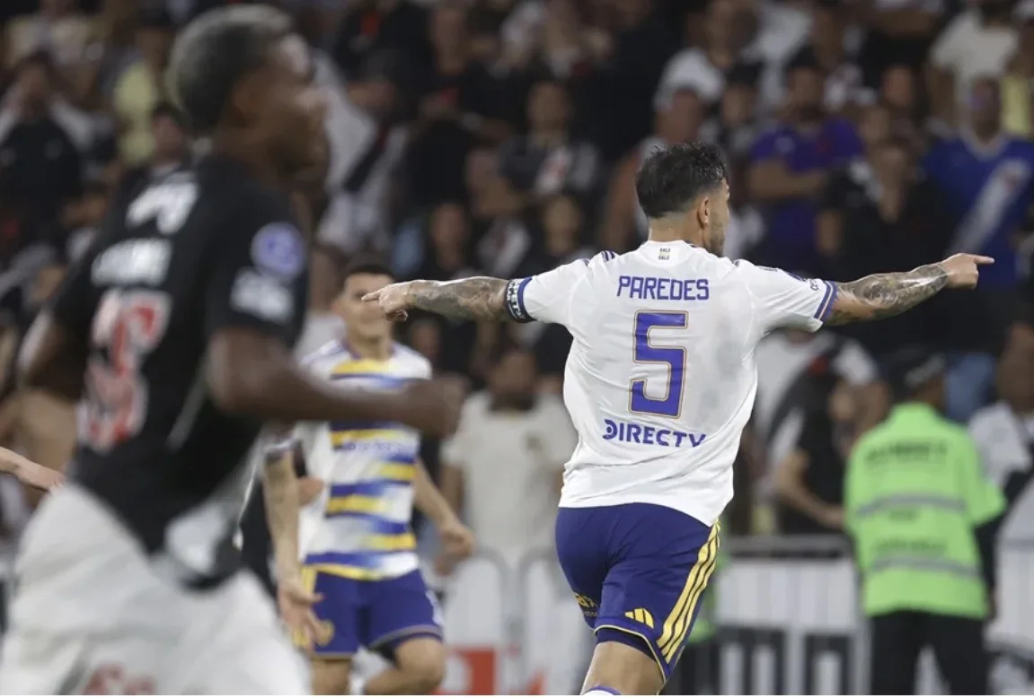 Leandro Paredes de Boca celebra su gol en el partido de vuelta de las semifinales de la Copa Sudamericana.