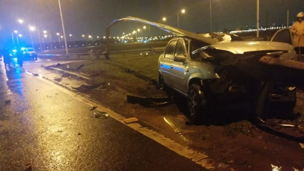Un hombre de 38 años falleció esta madrugada luego de perder el control de su auto y colisionar contra un poste de alumbrado público en el Acceso Sur, a la altura del barrio A-3-2 de la capital misionera.