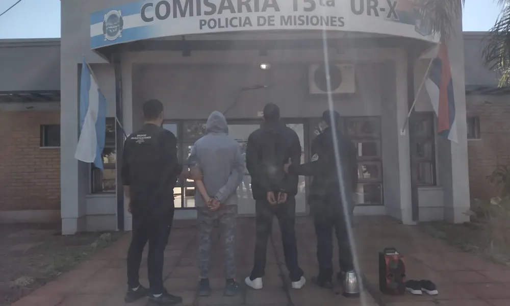 Le robaron a su propio vecino y salieron a vender las cosas por el barrio