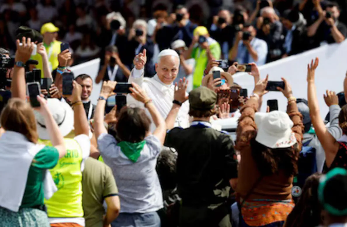 El Papa saluda a los fieles después de la Misa del jubileo de la Juventud