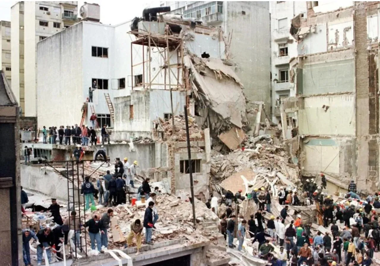 El estado en que quedó la sede de la AMIA en Buenos Aires tras el atentado en 1994
