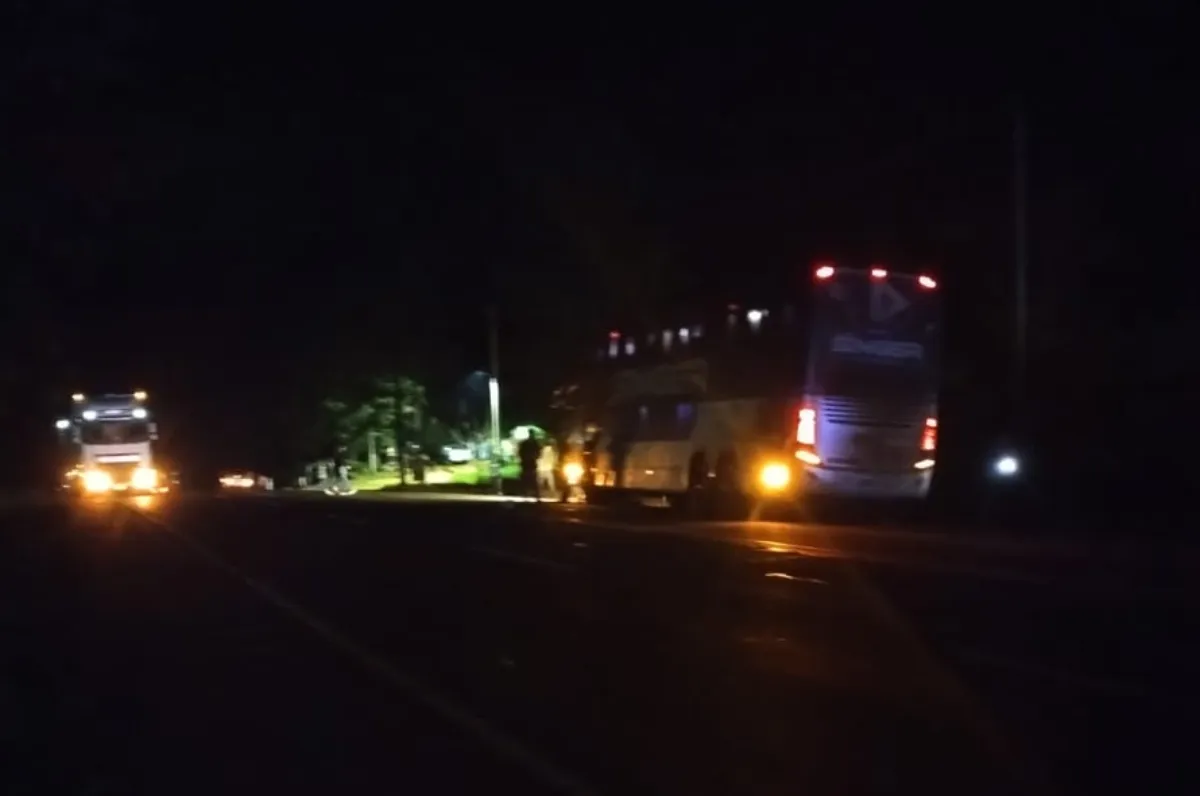 Fatal choque entre colectivo y moto en Santo Pipó