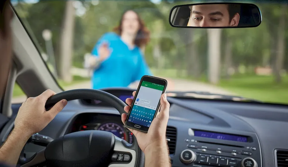 CELULAR AL VOLANTE