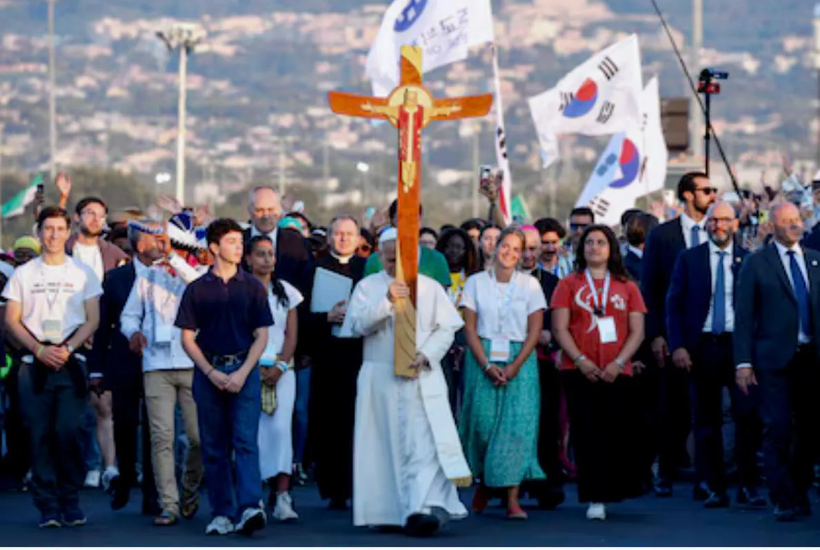 El Papa León XIV llega con jóvenes para participar de la vigilia del Jubileo