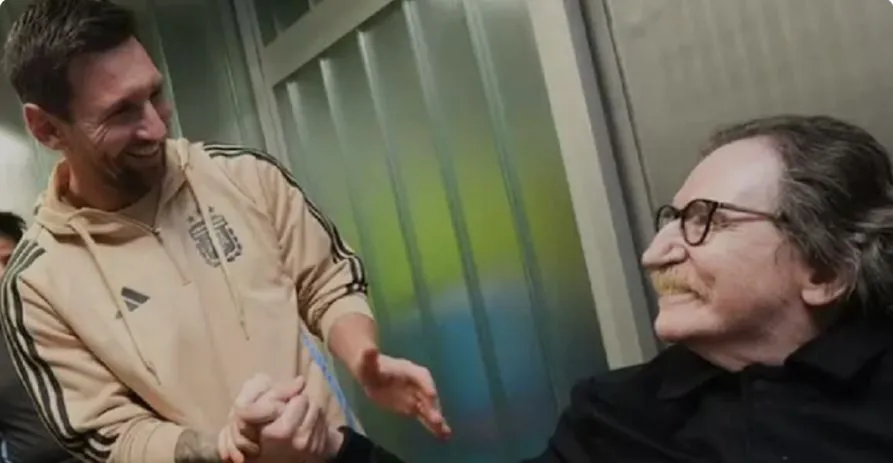 Saludo de Messi a Charly García en el Monumental