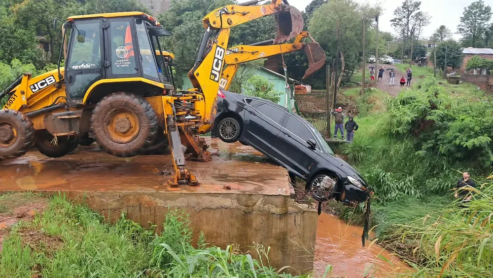 Con maquinaria municipal retiraron el Ford Mondeo del arroyo Mbotaby. Según la Policía, había circulado sobre una obra d