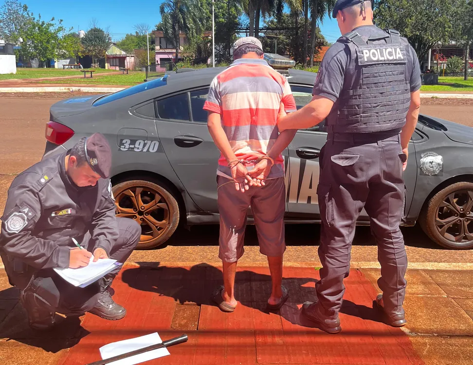 Campo Viera_ la Policía detuvo a un hombre que amenazó a una jubilada con un machete
